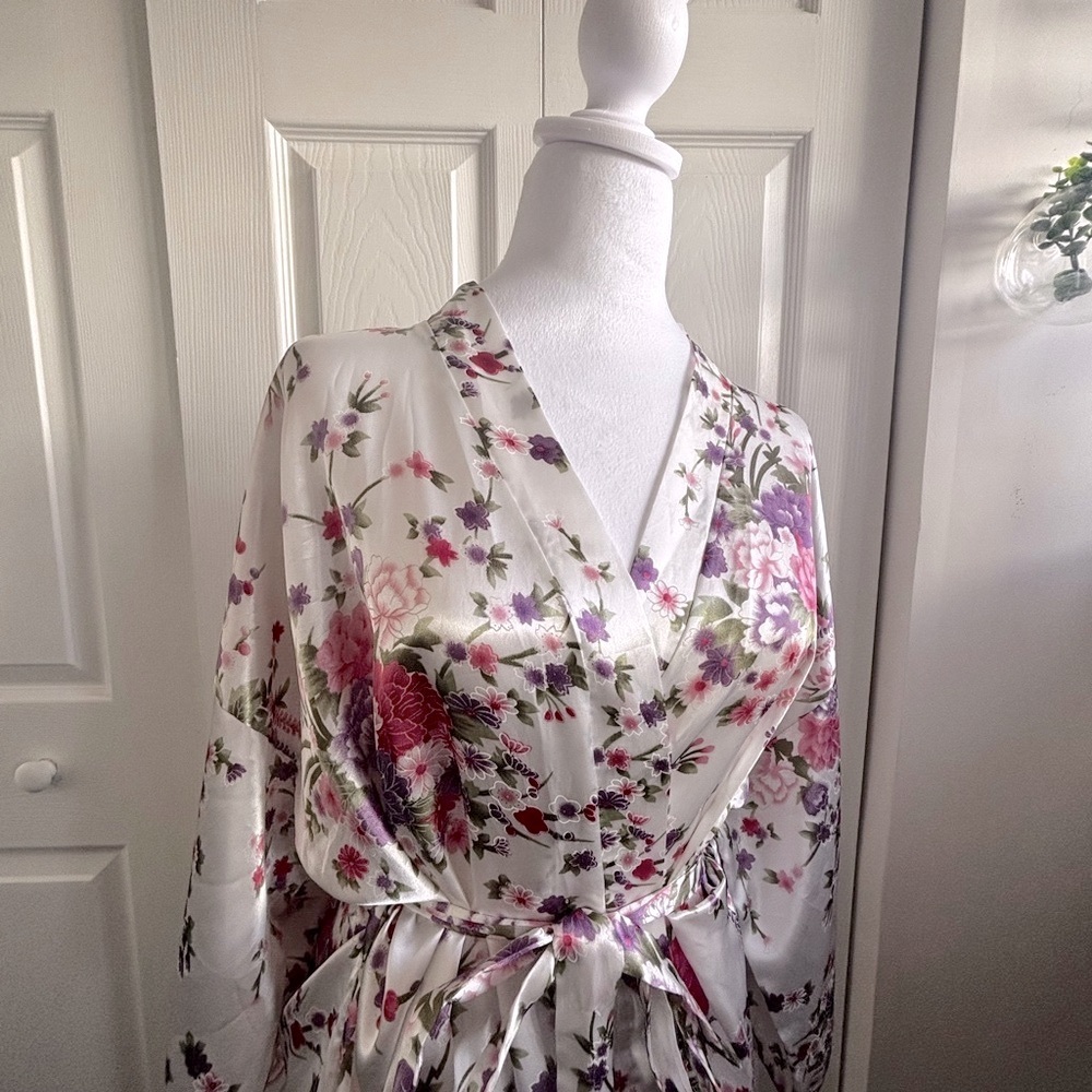 Floral White and Pink Robe - Picture 3 of 4